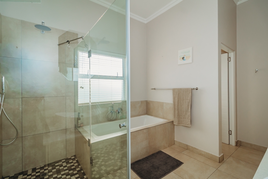 4 Bedroom Property for Sale in Kingswood Golf Estate Western Cape